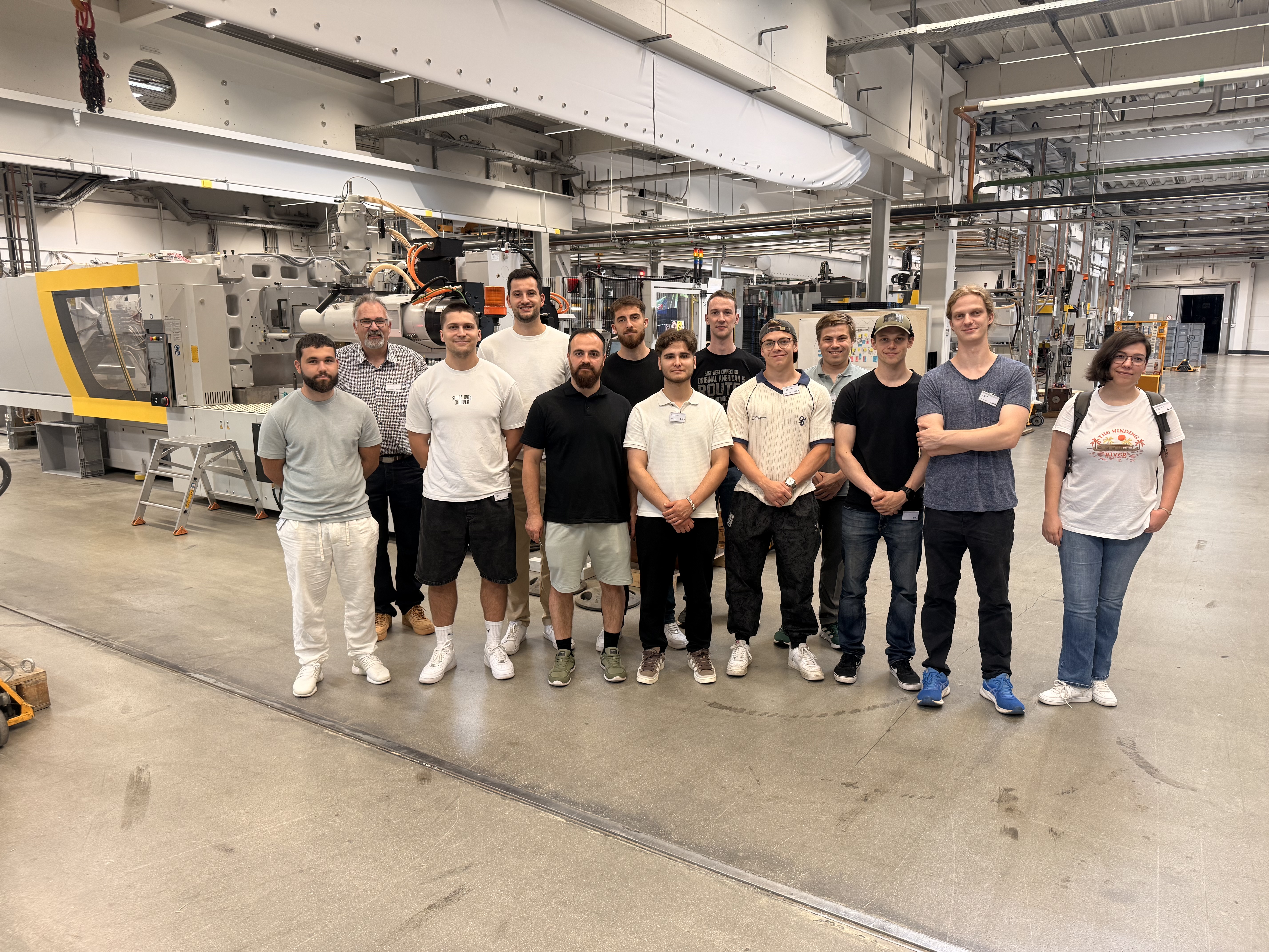 Studierende der Studiengänge Maschinenbau un Produktentwicklung/Konstruktion mit ihrem Dozenten Dr.-Ing. Michael Gieß (2. v. li.) beim Firmenrundgang 