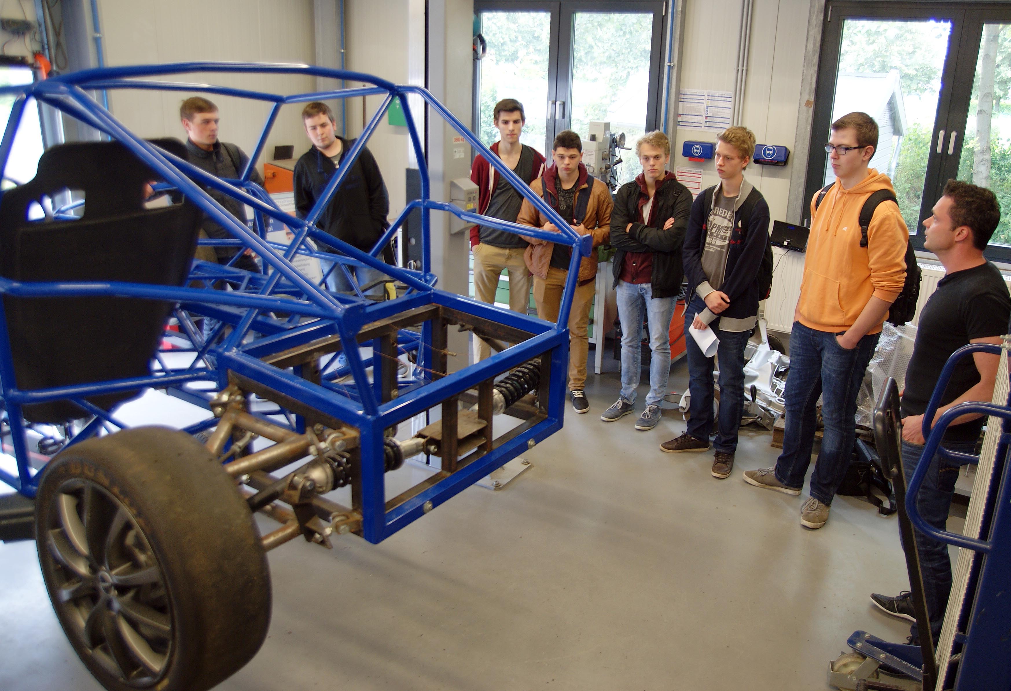 Im KFZ-Labor stellte Laboringenieur Alexander Meier den Schülern der Q1 (11.Klasse) sowohl Studienprojekte (Oldtimerrestaurierung) als auch Forschungsprojekte vor (E-Car). 