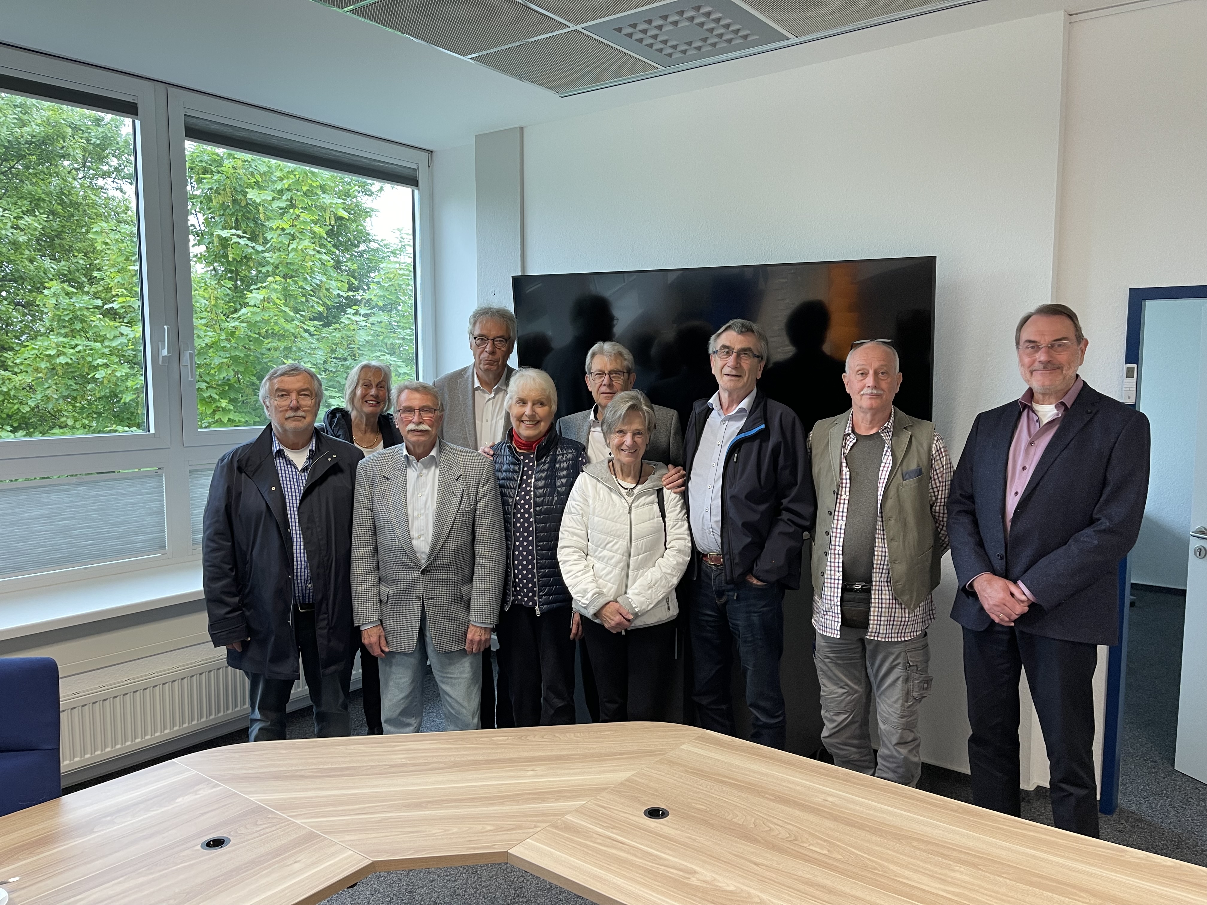 Prof. Dr. Uwe Klug (r.) begrüßte die Ehemaligen um Arnt Reinhard (5. v. re.) an der Fachhochschule Südwestfalen in Iserlohn.