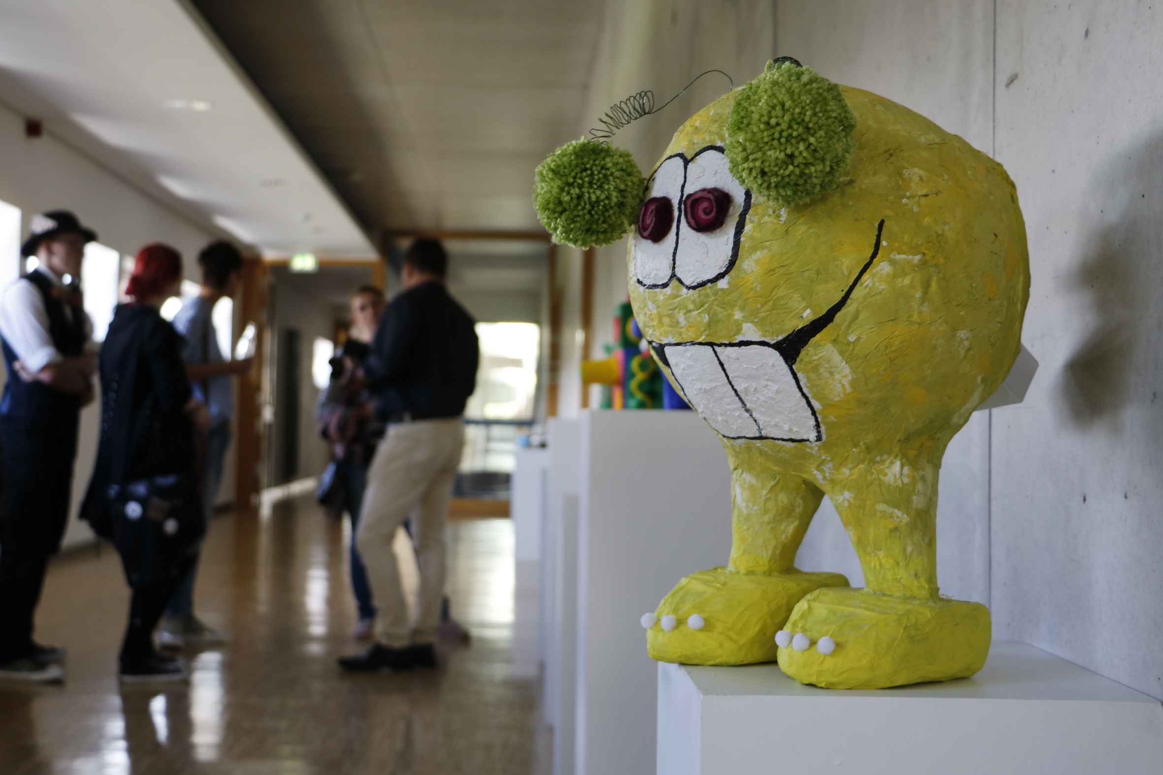 Auf der Suche nach Leben im All – ein außerirdischer „Gasthörer“ in der Fachhochschule Südwestfalen ist Teil der Schülerkunstausstellung 