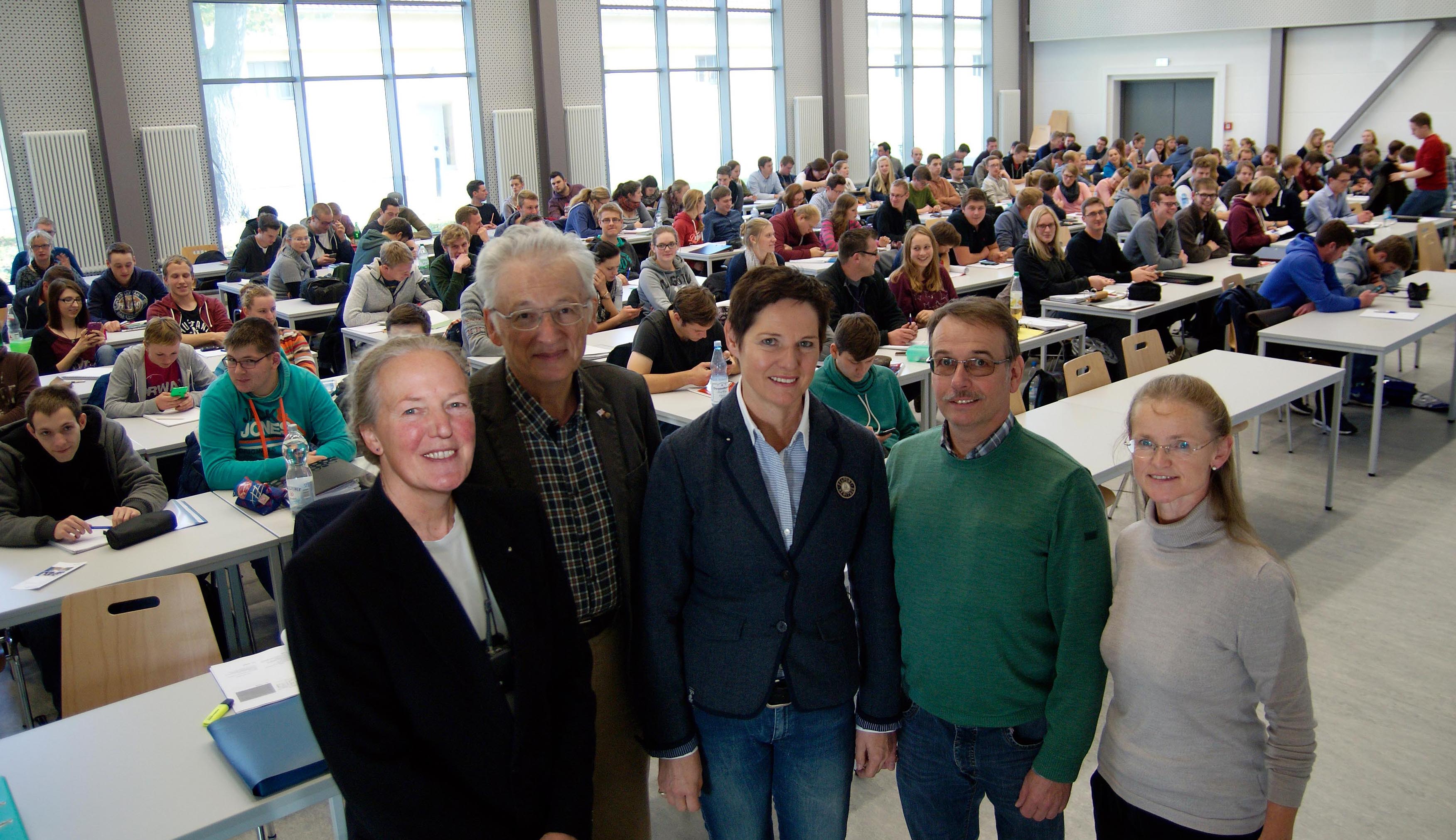 Über 106 Neumitglieder freuen sich (v.l.) Schriftführerin Karin Thielemann-Schulte, Beisitzer Ernst W. Wiggerich, Schatzmeisterin Martina Bömer, Geschäftsführer Dirk Kerstin und Prof. Dr. Margit Wittmann. Foto: FH