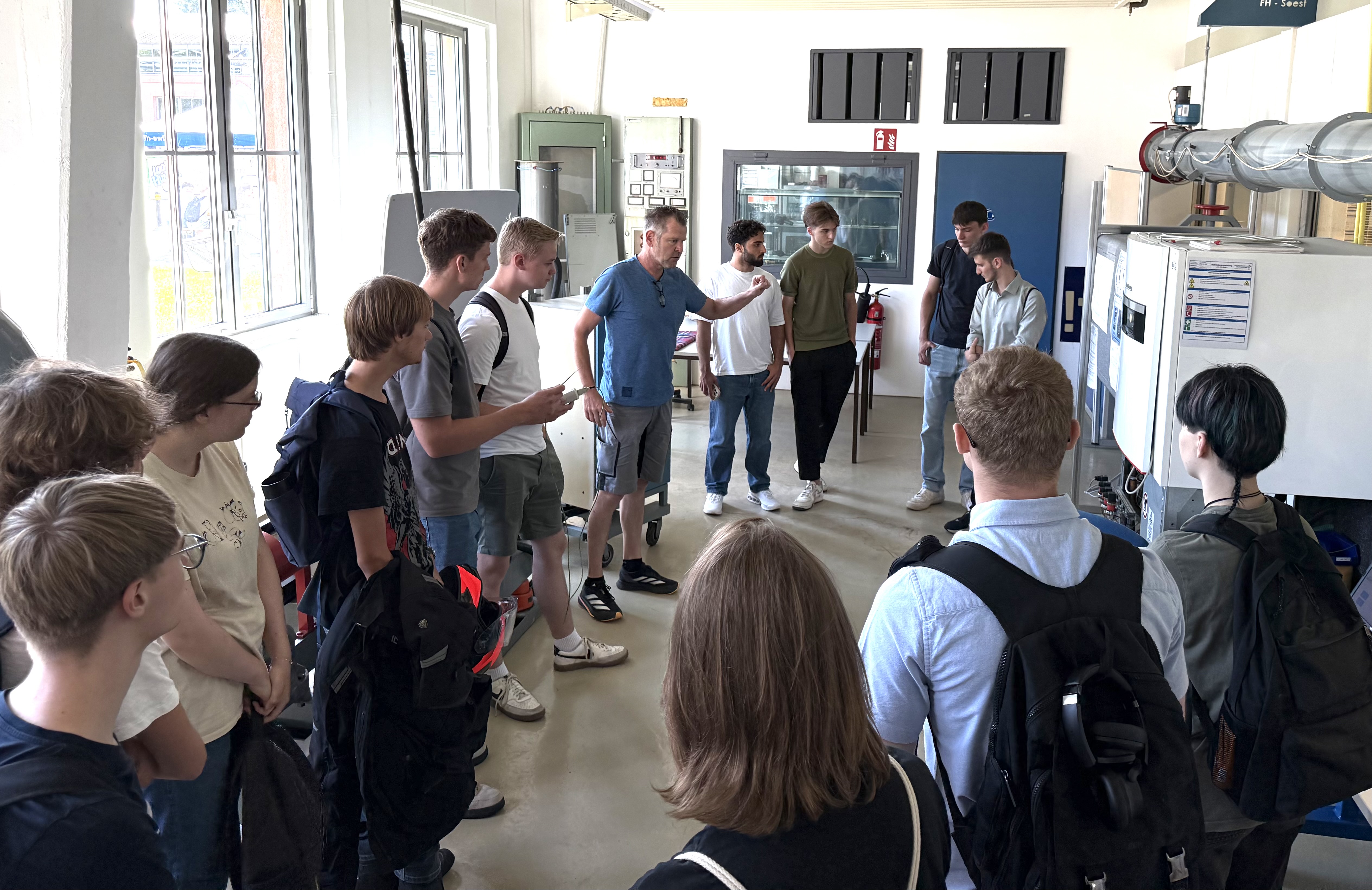 Andreas Montag führte eine Gruppe von interessierten Schülerinnen und Schülern durch das Labor für Energietechnik und Thermodynamik.