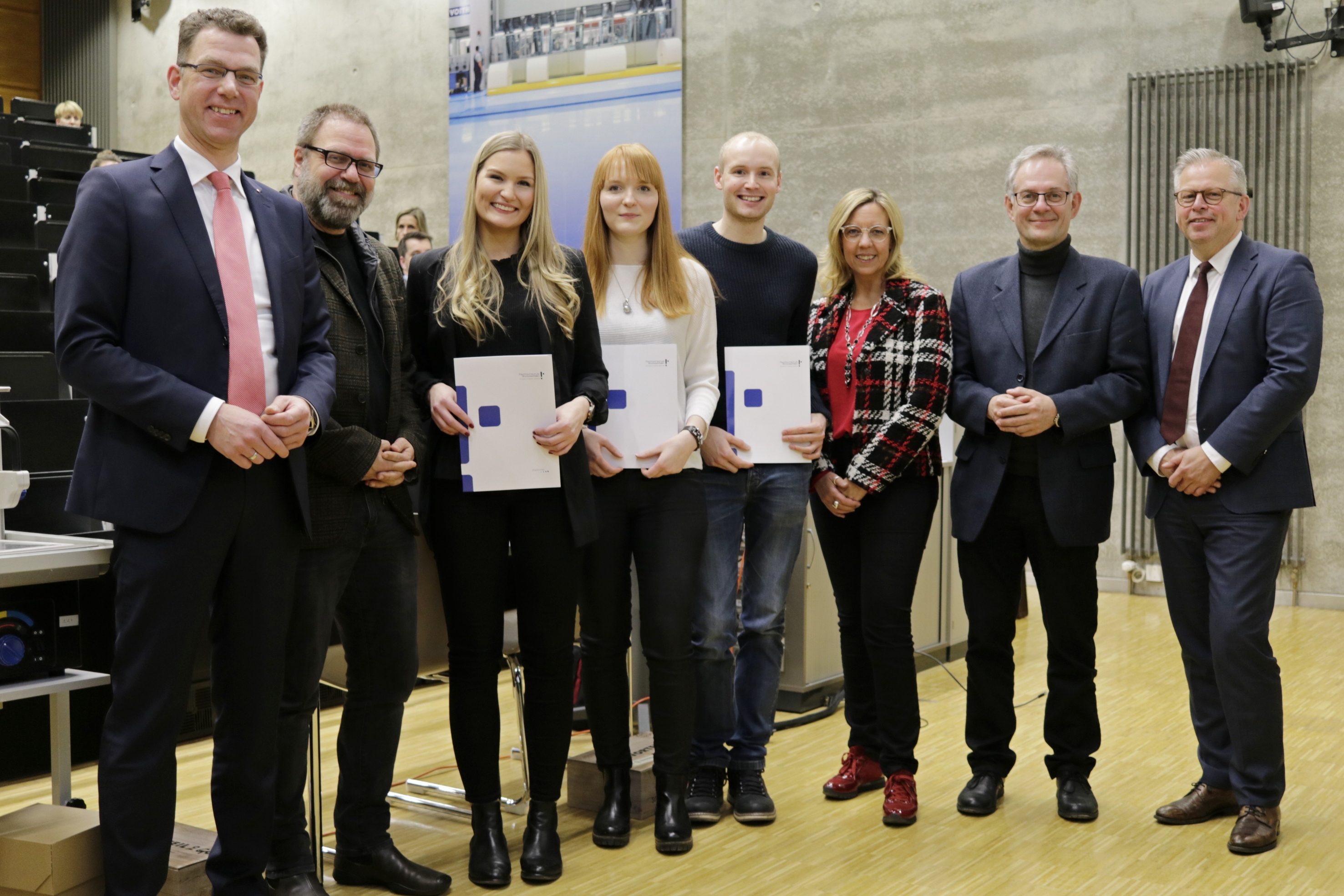 von links nach rechts: Alexander Wilke, Prof. Dr. Ralf Lanwehr, Helena Marie Hüster, Alica Stecken, Marius Tampier, Prof. Dr. Susanne Leder, Prof. Dr. Martin Botteck, Andreas Güll Foto: Christian Klett, FH Südwestfalen