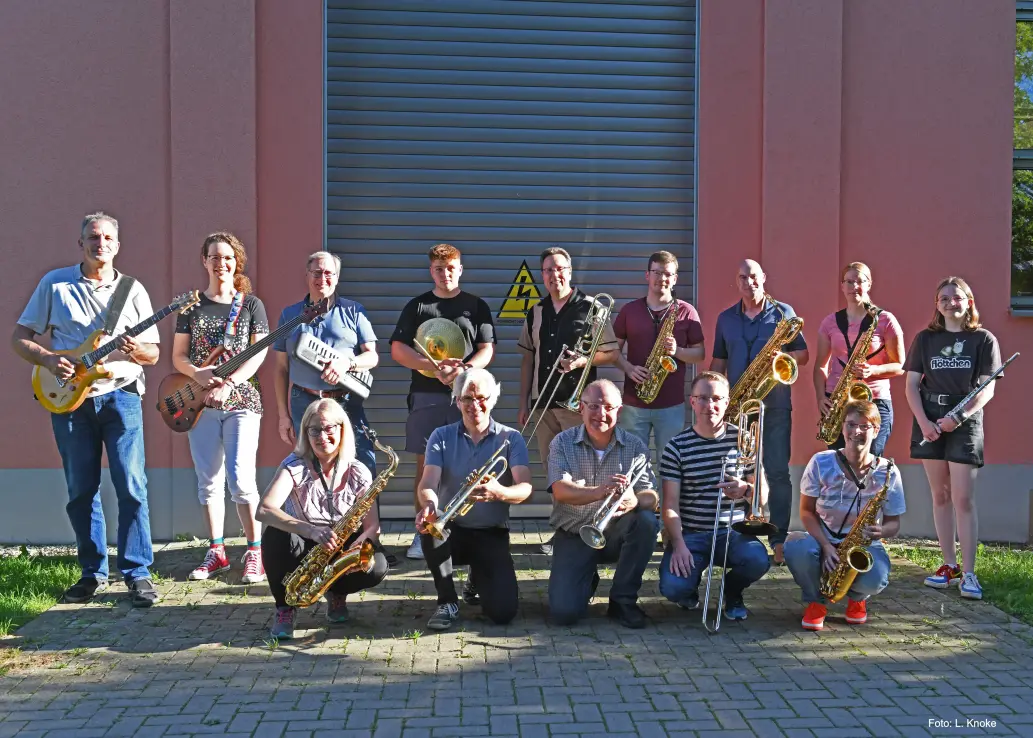 Die Musikerinnen und Musiker der FH Big Band auf dem Campus der Fachhochschule Südwestfalen