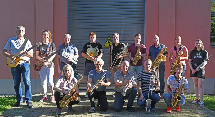 Die Musikerinnen und Musiker der FH Big Band auf dem Campus der Fachhochschule Südwestfalen