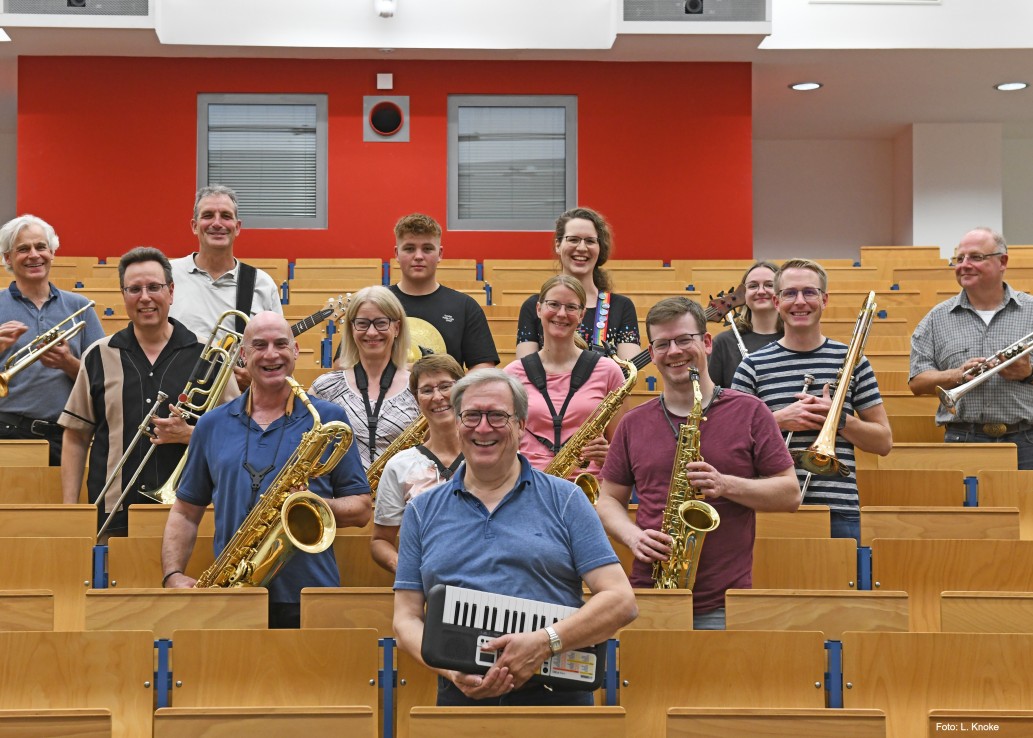 Die Musikerinnen und Musiker der FH Big Band in einem Hörsaal am Standort Soest.