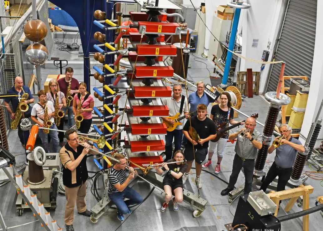 Die Musikerinnen und Musiker der FH Big Band im Hochspannungslabor des Fachbereichs Elektrische Energietechnik. Foto: Ludger Knoke 