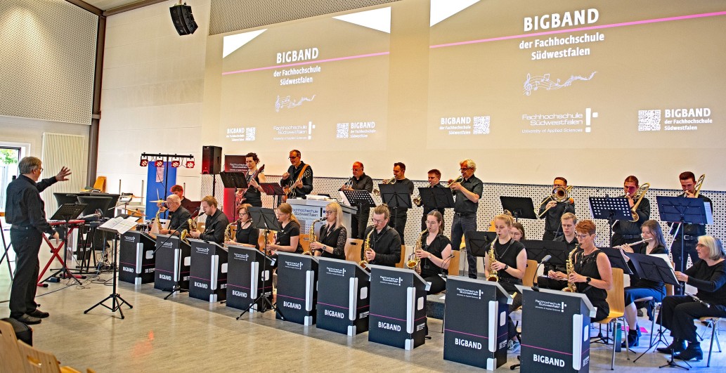 Die Musikerinnen und Musiker der FH Big Band in einem Hörsaal am Standort Soest.