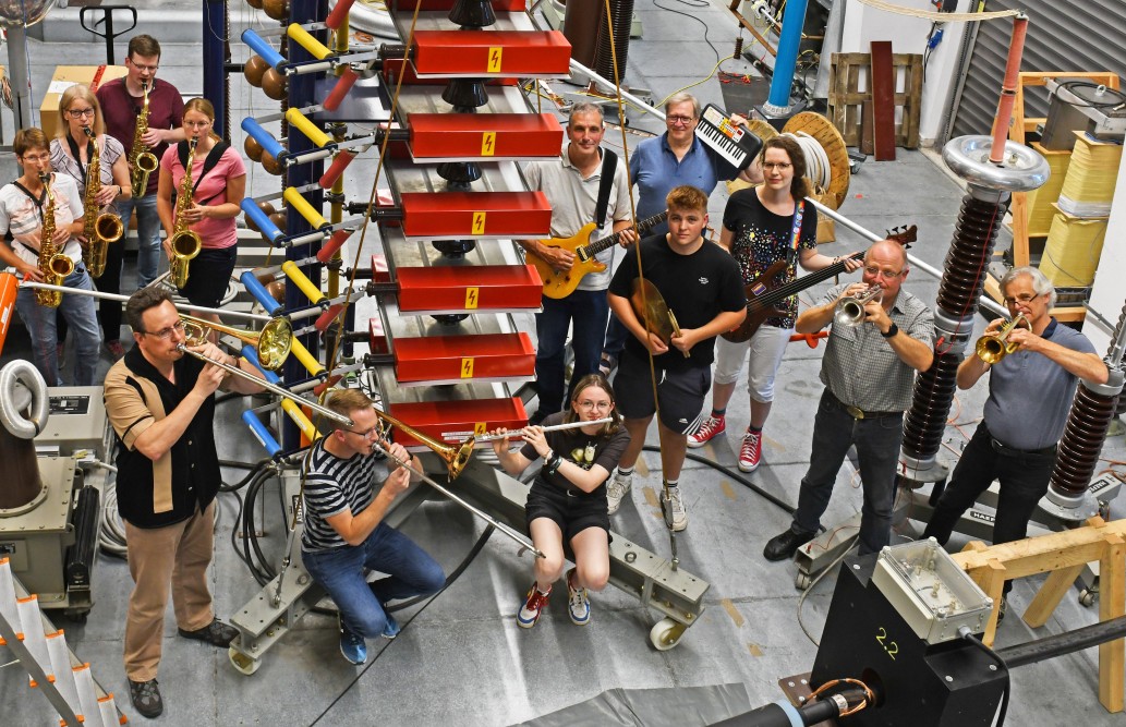 Die Musikerinnen und Musiker der FH Big Band im Hochspannungslabor des Fachbereichs Elektrische Energietechnik. Foto: Ludger Knoke 