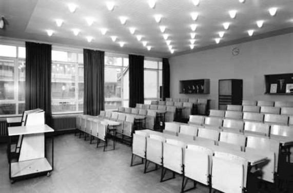 Schwarzweissfoto von leerem Hörsaal