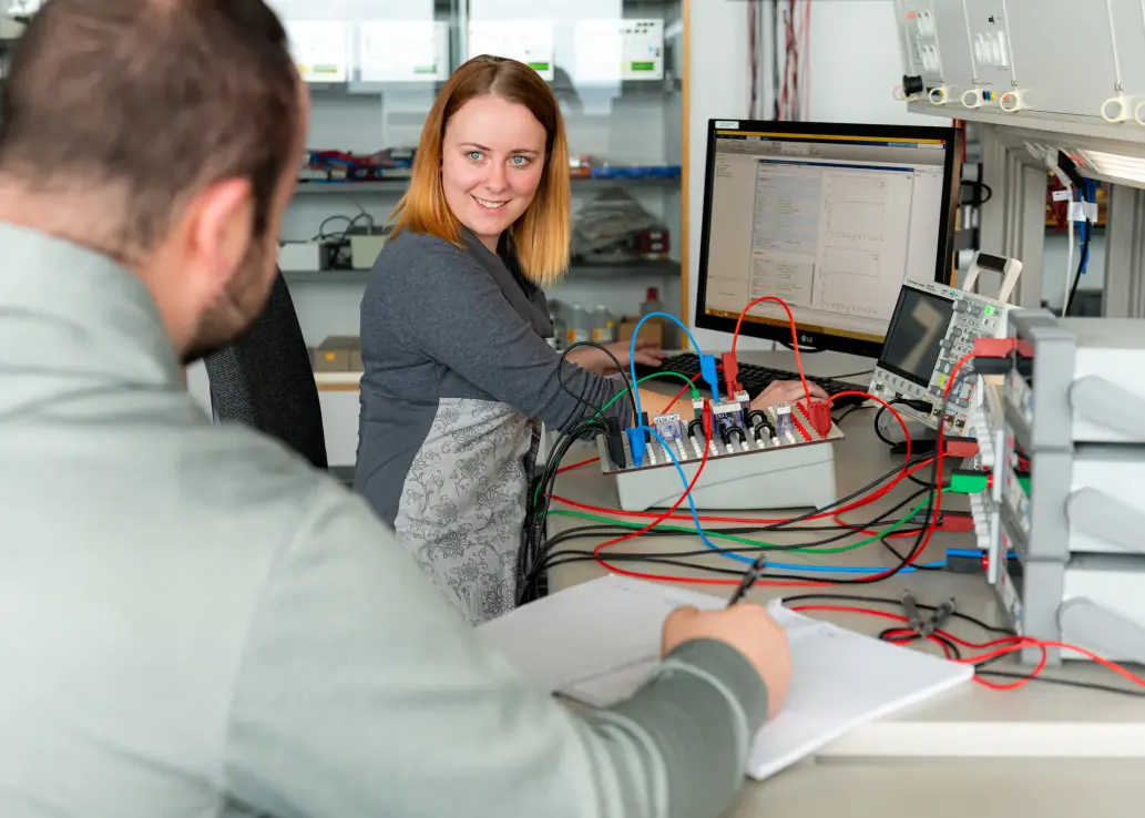 Zwei Studierende in der Lehre am Computer