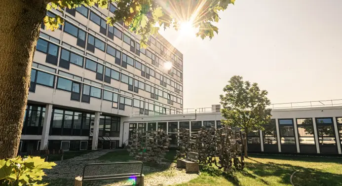 Hauptgebäude in Hagen im Herbstsonnenschein
