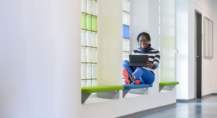Studentin am Laptop