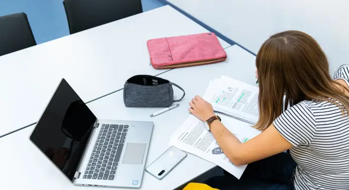 Studierende am Schreibtisch