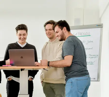 Studierende Personen in einem Raum mit einem Flipchart mit dem Thema Megatrends