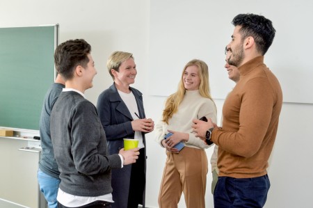 Professorin und Studierende in Unterhaltung