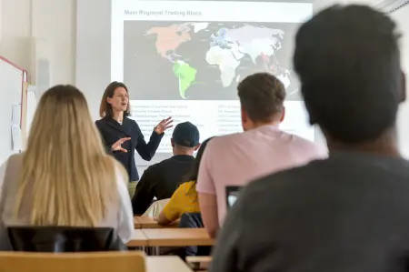 Professorin doziert in Seminar