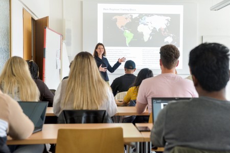 Professorin doziert in Seminar