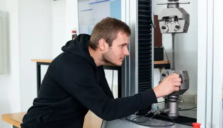 Student im Forschungsraum