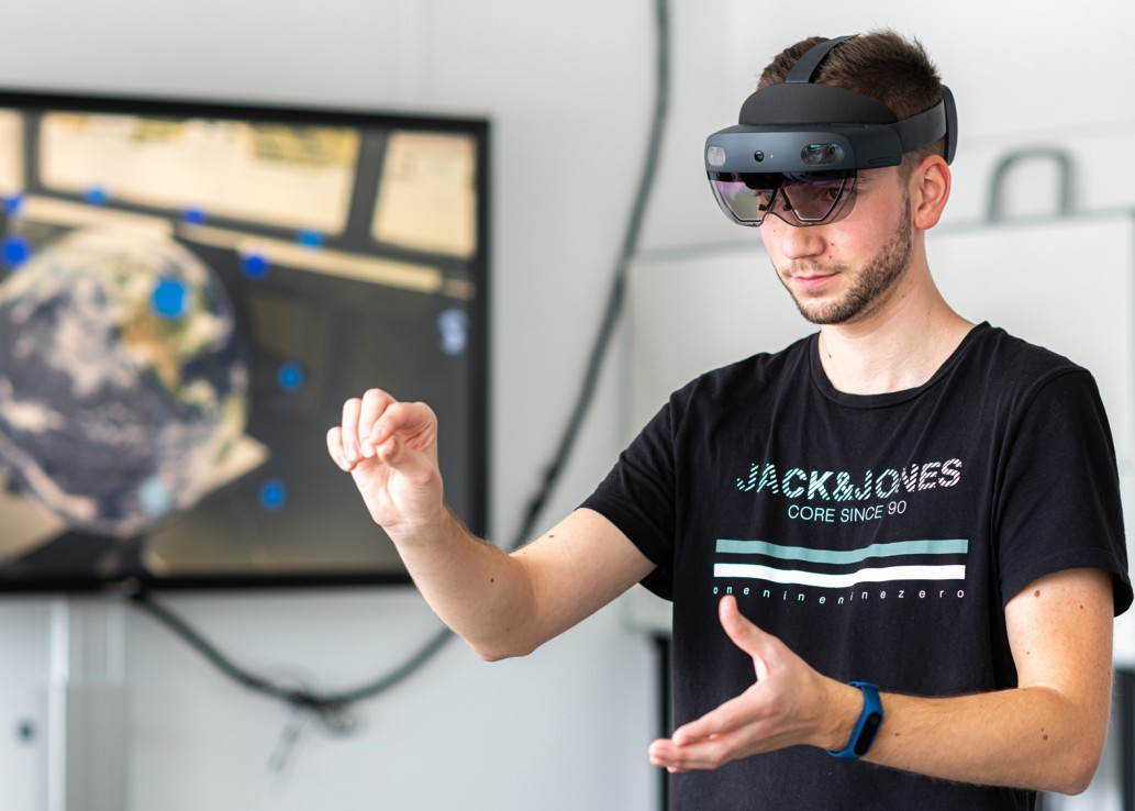 Studierende mit einer Virtuell Reality Brille