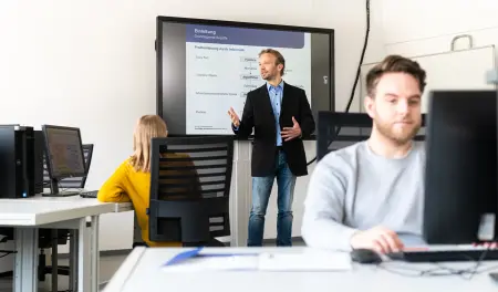 Dozent in einem Seminar über Einführung in Informatik 