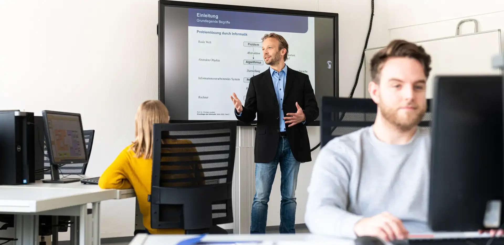 Dozent in einem Seminar über Einführung in Informatik