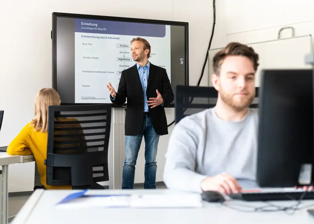 Dozent in einem Seminar über Einführung in Informatik 