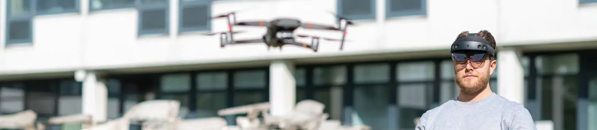 Studierender fliegt einen Roboter mit einer Virtuell Reality Brille