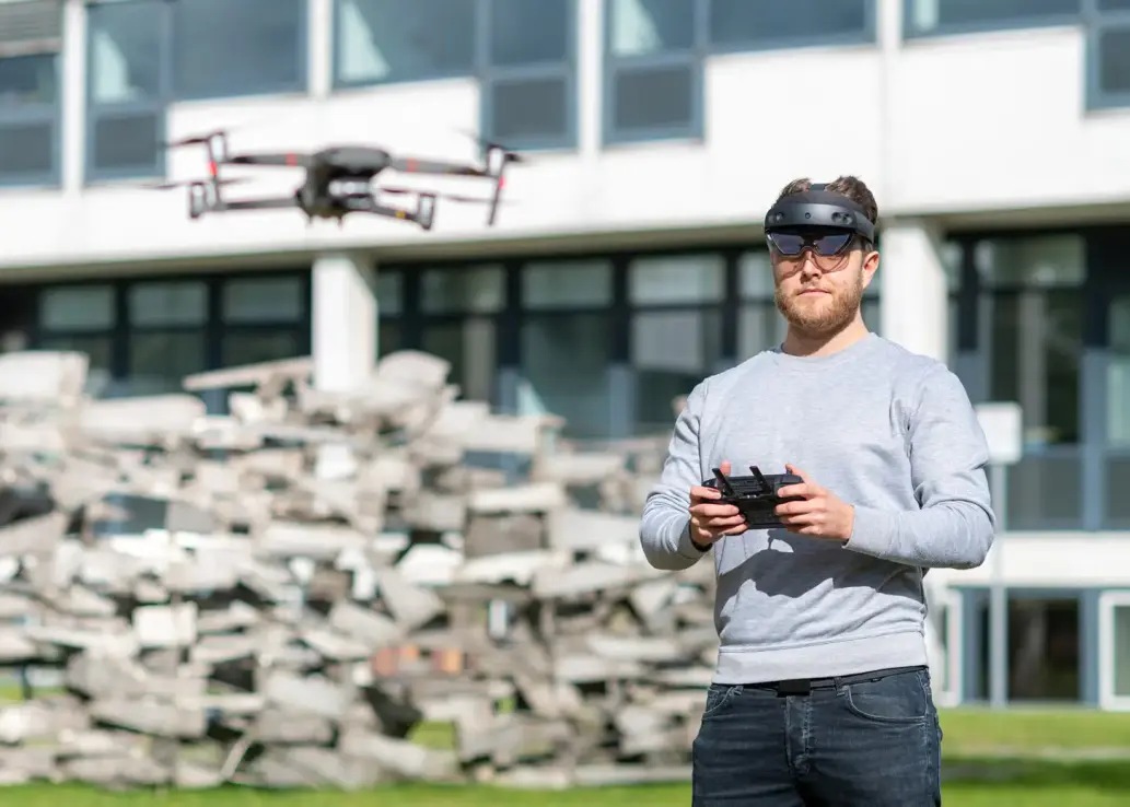 Studierender fliegt einen Roboter mit einer Virtuell Reality Brille