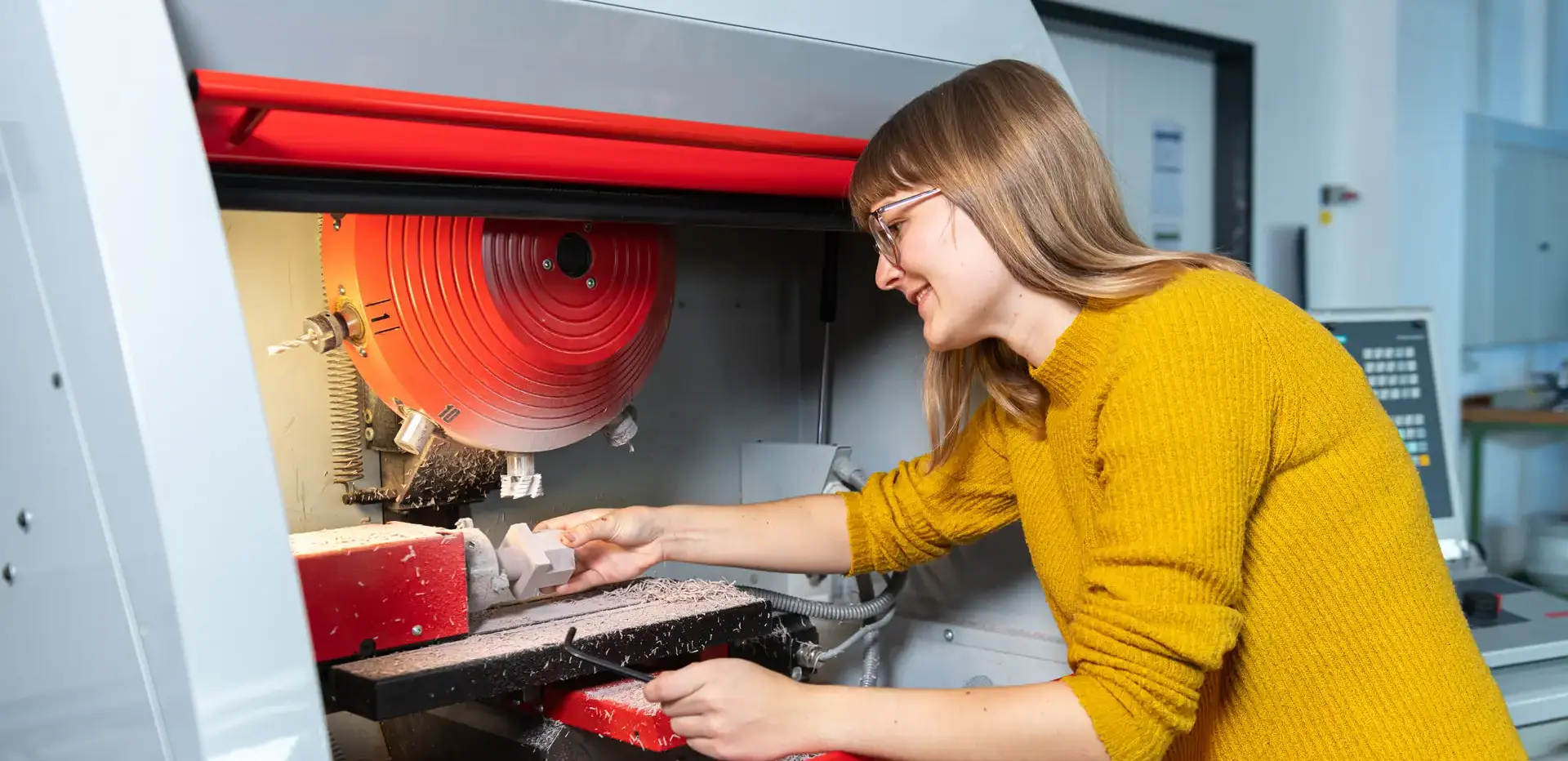 Studierende arbeitet mit einer Maschine