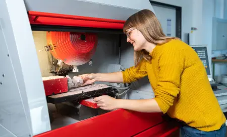 Studierende arbeitet mit einer Maschine