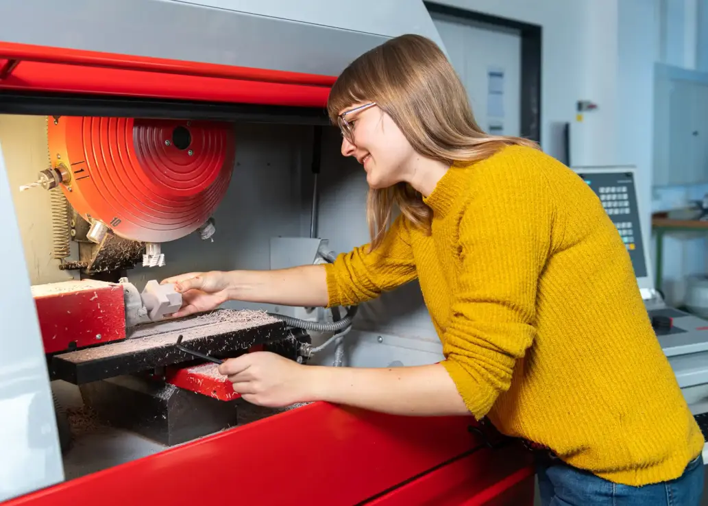 Studierende arbeitet mit einer Maschine