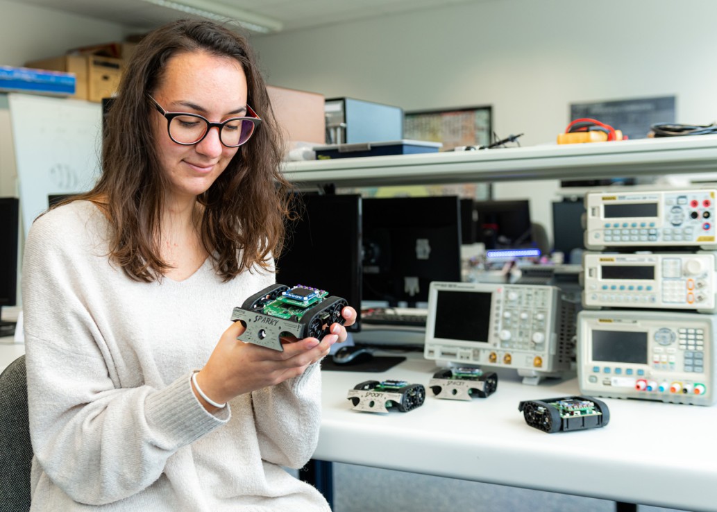 Studierende hält ein Modell in der Hand