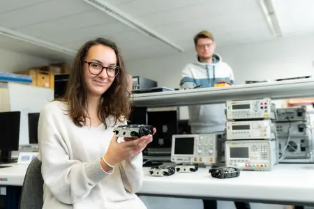 Studenten im Forschungsraum