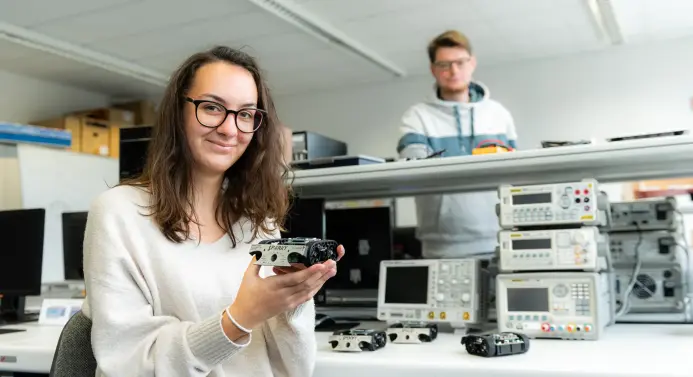 2 Studierende in einem Labor