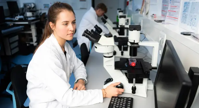 Studentin im Forschungslabor