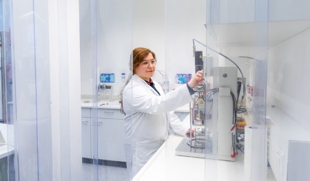 Studierende bedient im Labor eine Maschine