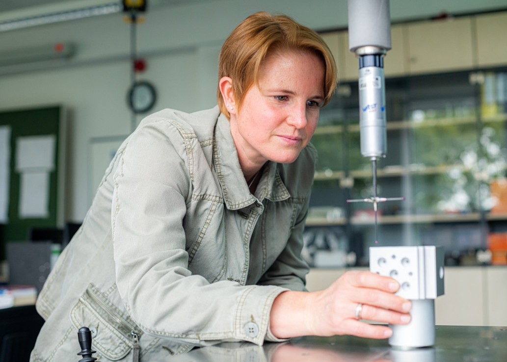 Studierende bedient eine Maschine