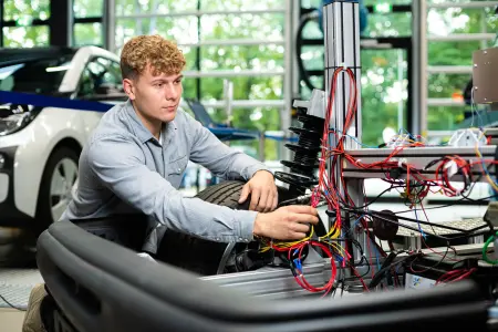 Studierender am Auto in der Automotive Halle