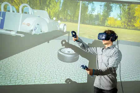 Studierender mit einer Virtual Reality Brille