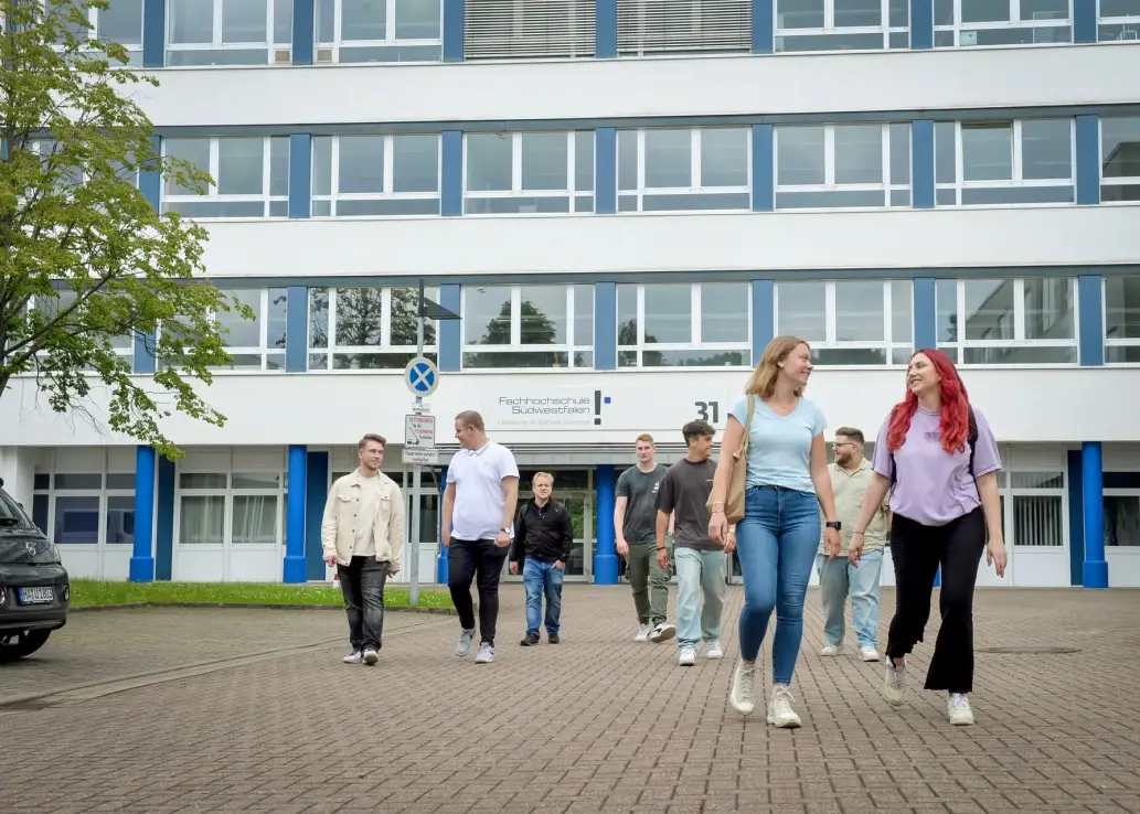 Studierende am Campus in Iserlohn