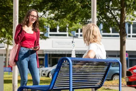 Zwei Studierende auf dem Iserlohner Campus