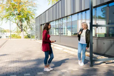 Studenten am Campus