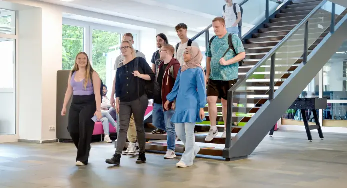 Studierende im Foyer im Iserlohnner Hauptgebäude