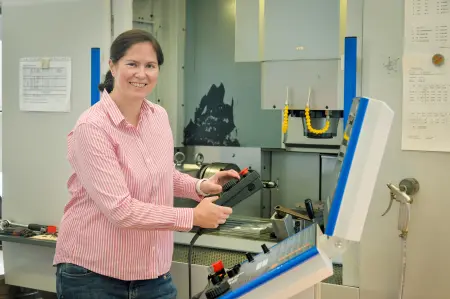 Susanne Cordes am CNC-Bearbeitungszentrum Typ VCP 1000 Duro von Mikron. Foto: Susanne Kurz.