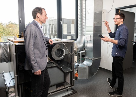 Professor und Studierender in einer Lehrsituation 