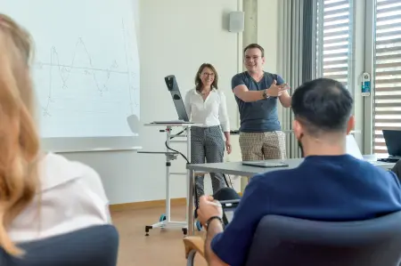 Professoren und Studenten im Vorlesungsraum 