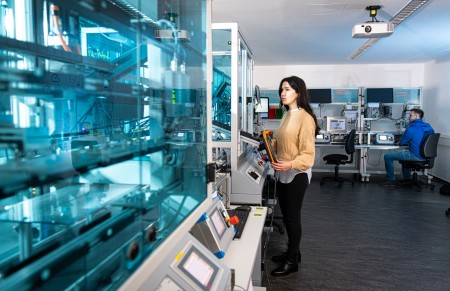 Studentin arbeitet an einer Maschine in der TransferFactory am Standort Meschede