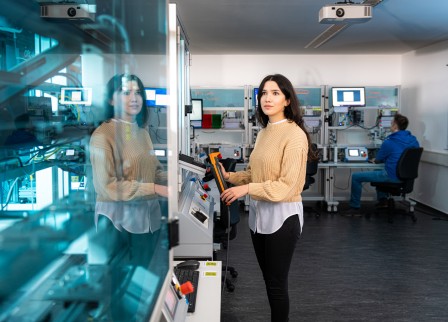 Studentin arbeitet an einer Maschine in der TransferFactory am Standort Meschede