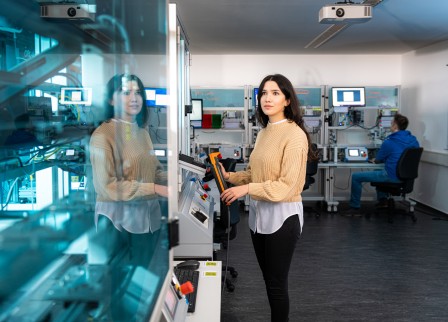 Studentin arbeitet an einer Maschine in der TransferFactory am Standort Meschede